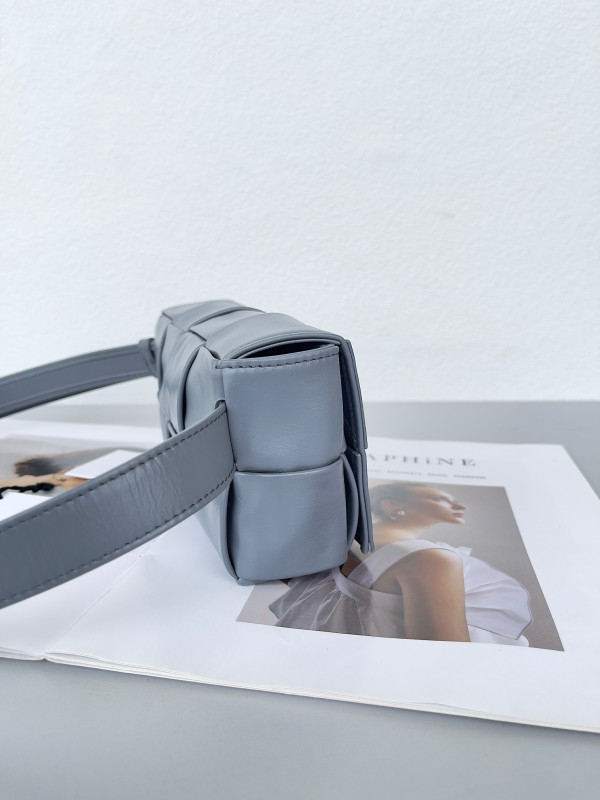 bo*te*ga Ve*ne*ta cassette belt bag