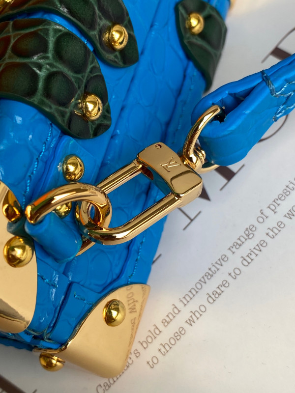 l0*is V*t0n petite malle