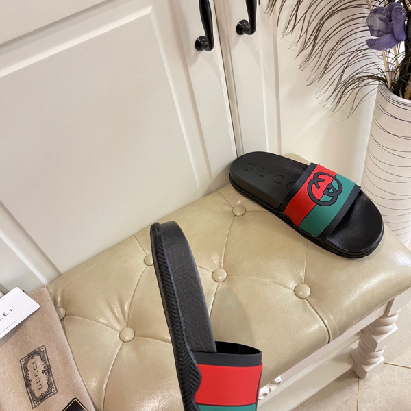 G*u*i interlocking g slide sandal