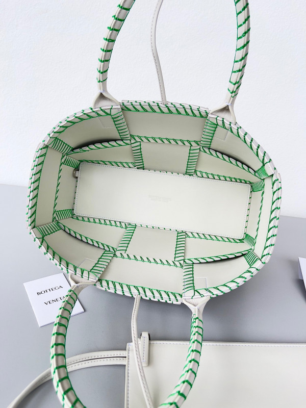 bo*te*ga Ve*ne*ta small arco tote bag