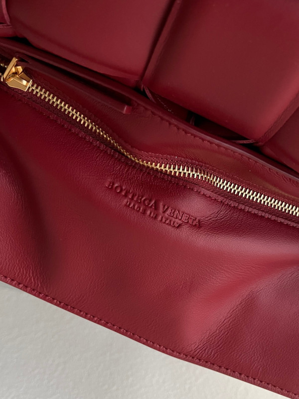 bo*te*ga Ve*ne*ta cassette