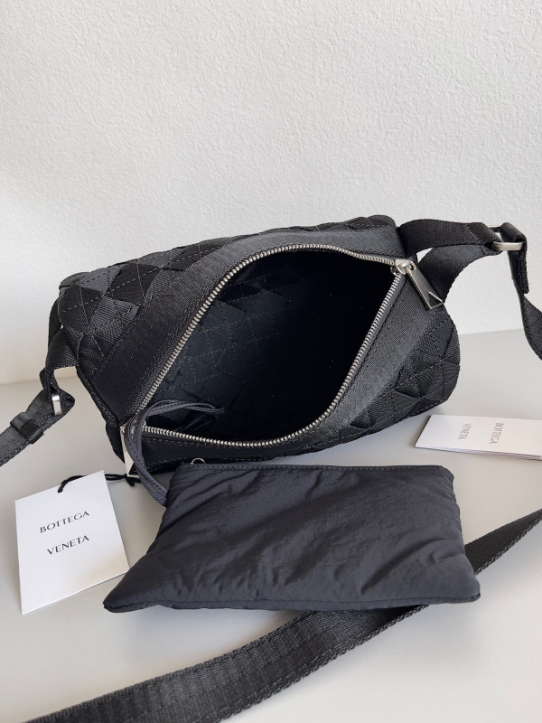 bo*te*ga Ve*ne*ta webbing