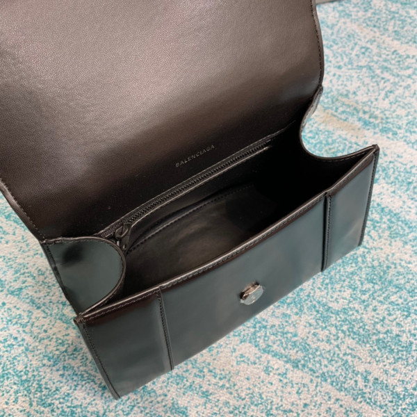 Ba*len*cia*ga hourglass