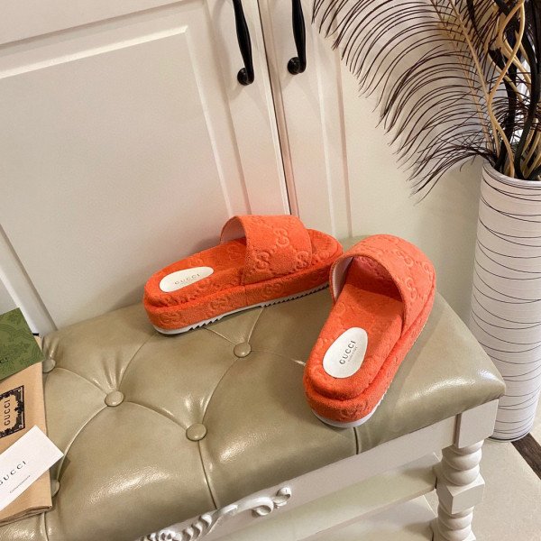 G*u*i gg platform sandal