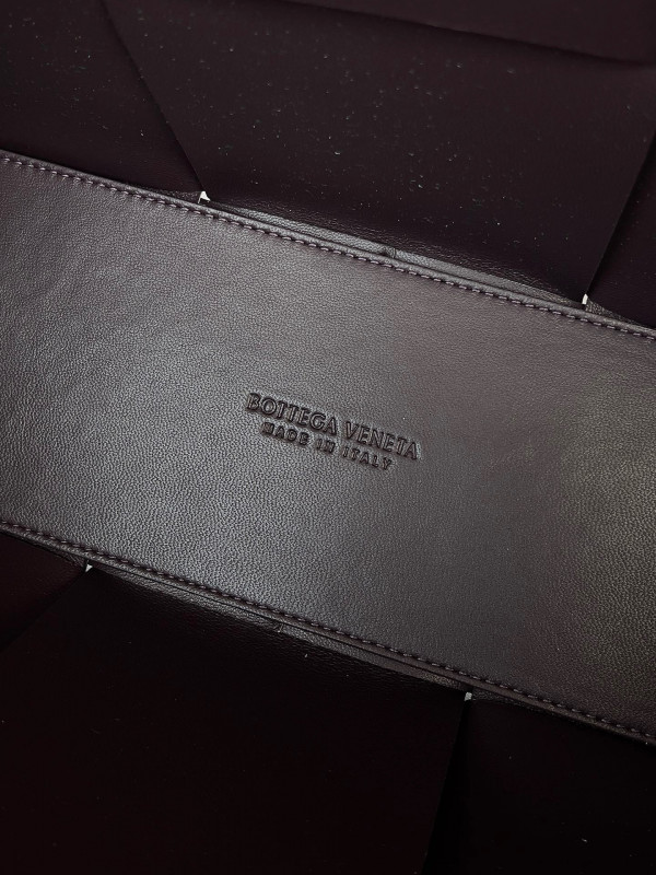 bo*te*ga Ve*ne*ta small arco tote bag