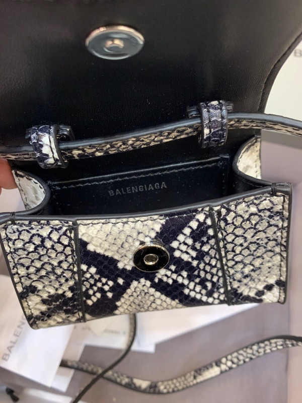 Ba*len*cia*ga hourglass