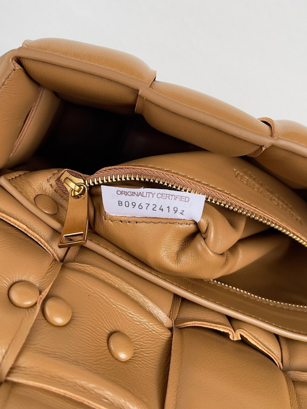 bo*te*ga Ve*ne*ta the chain cassette