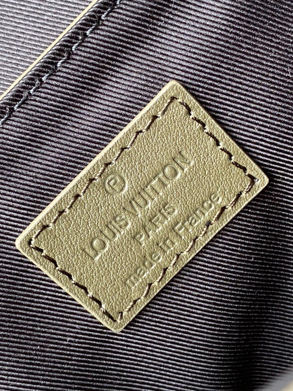 l0*is V*t0n trunk slingbag