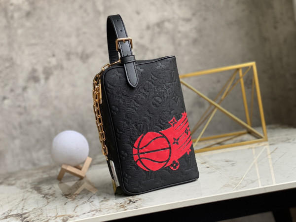 l0*is V*t0n lvxnba cloakroom dopp kit