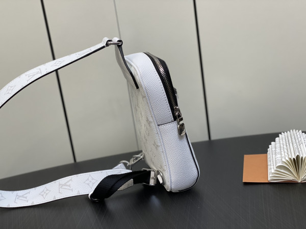 l0*is V*t0n outdoor slingbag