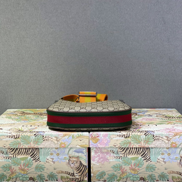 G*u*i attache small shoulder bag