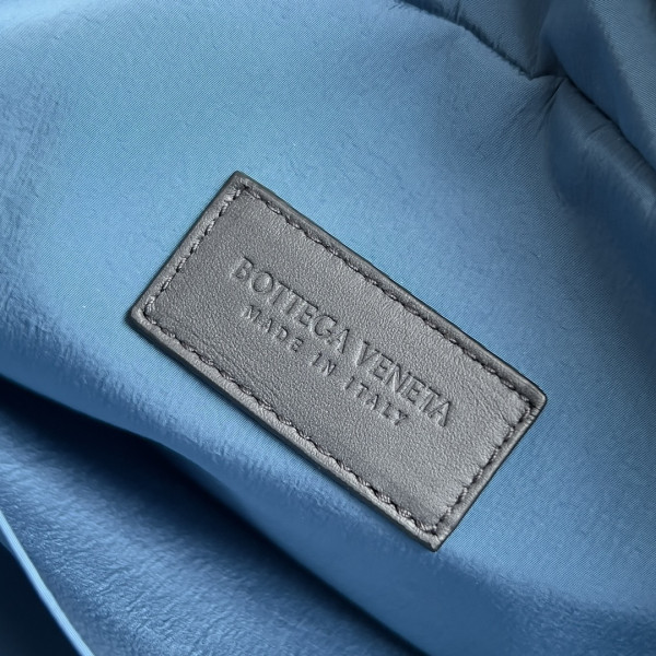 bo*te*ga Ve*ne*ta intrecciato leather wallet-on-strap