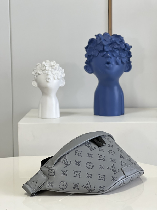 l0*is V*t0n discovery bumbag