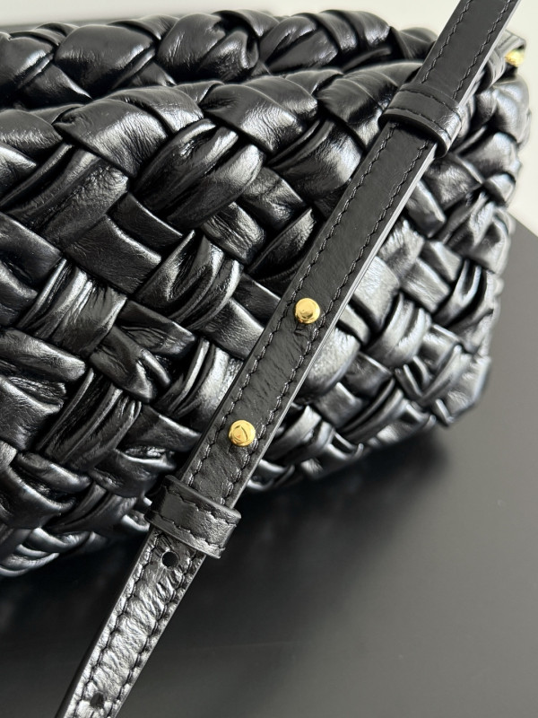 bo*te*ga Ve*ne*ta kalimero cha cha